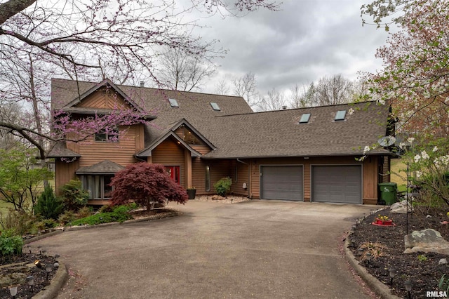 view of front of property featuring a garage