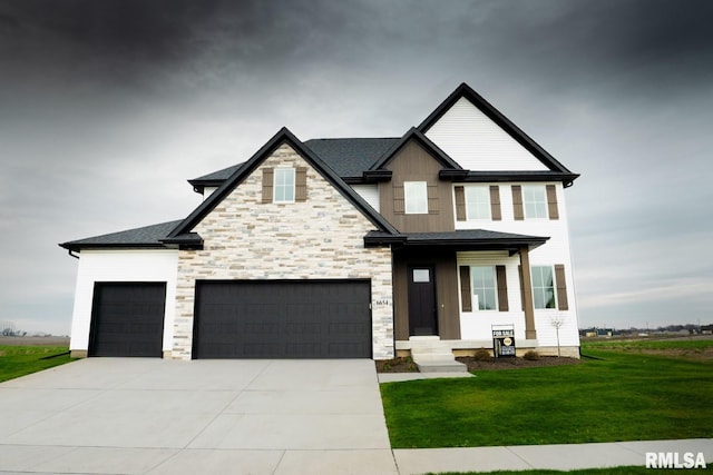 craftsman inspired home featuring a front lawn