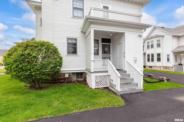 exterior space featuring a front yard