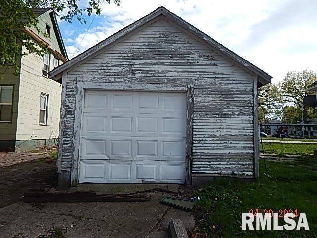 view of detached garage