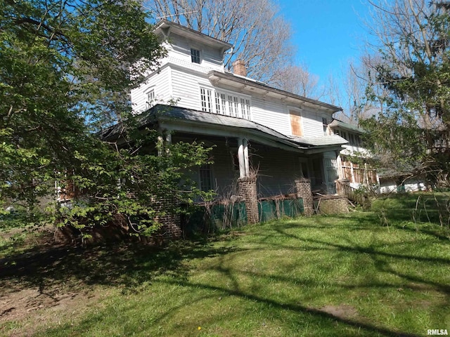 view of side of property featuring a lawn