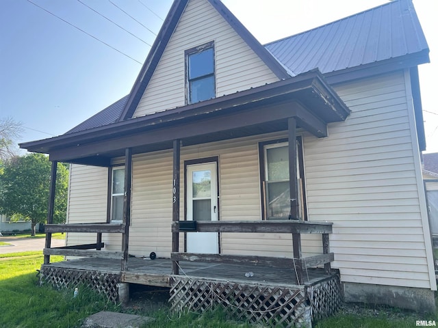 view of front of property featuring a porch