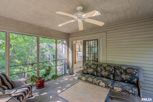 sunroom with ceiling fan