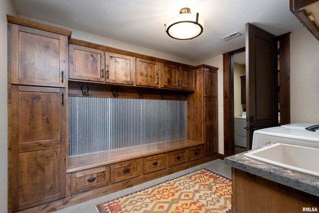 mudroom with sink and washer / clothes dryer