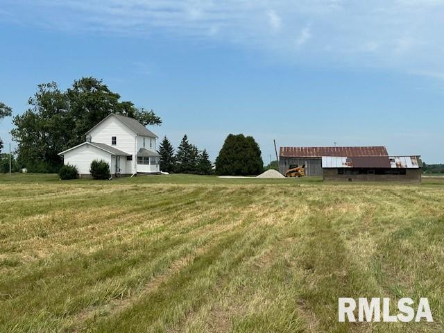 view of yard featuring an outbuilding