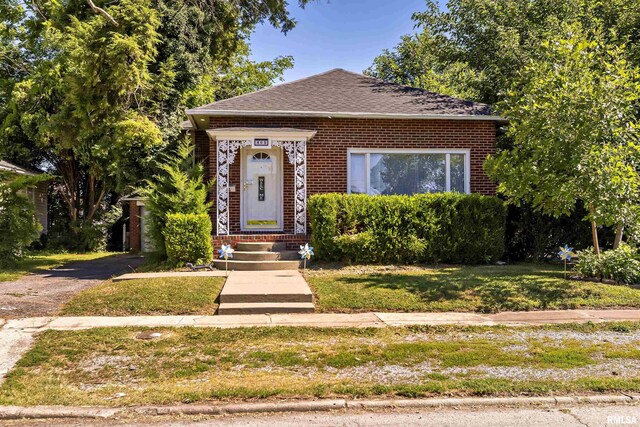 bungalow featuring a front yard