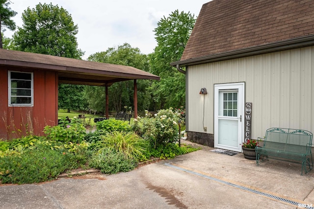 property entrance featuring a patio