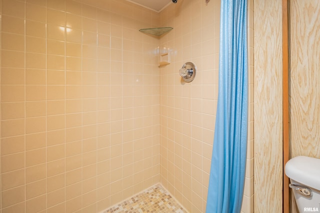 bathroom featuring a shower with curtain