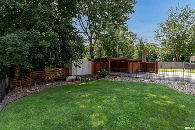 view of yard featuring a storage unit