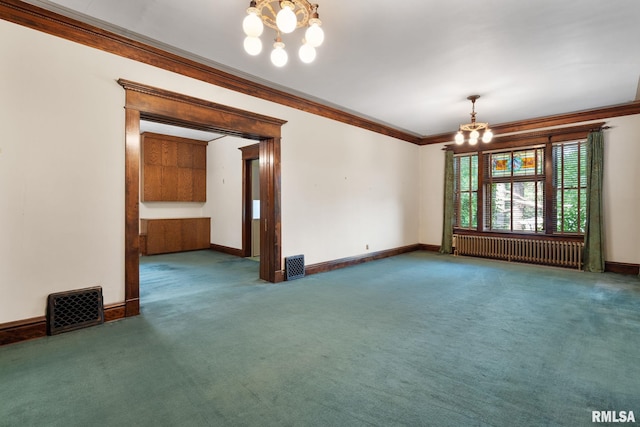 carpeted spare room with crown molding and an inviting chandelier