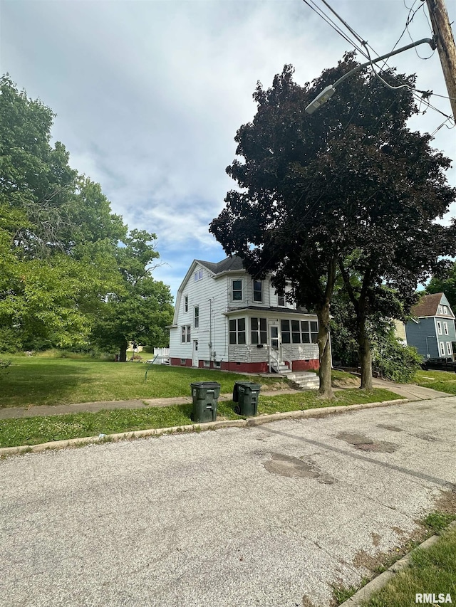 view of front of home featuring entry steps and a front yard