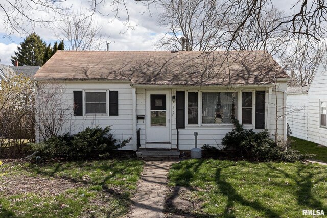 view of front of home with a front lawn