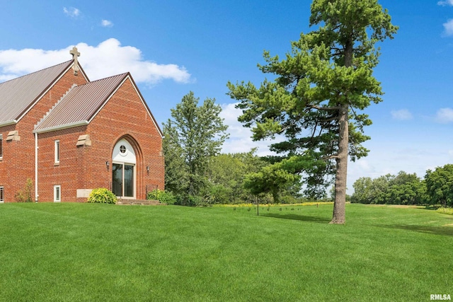 exterior space featuring a front yard