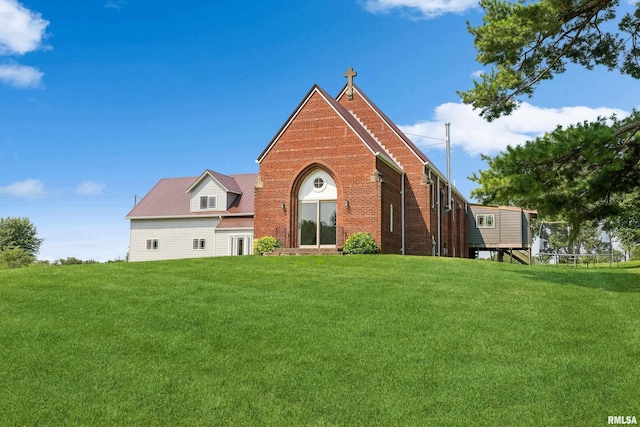 view of front of home with a front yard