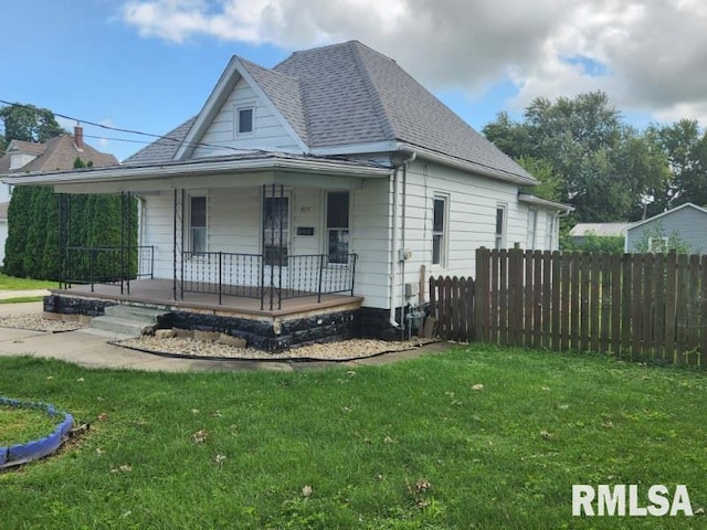 view of front of home featuring a front yard and covered porch