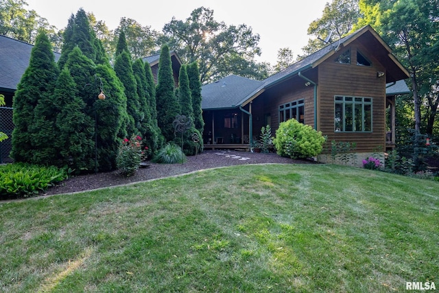 view of front of property with a front lawn