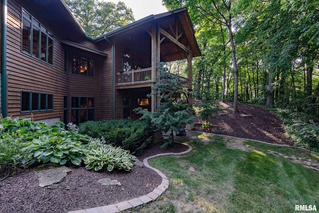 view of yard featuring a balcony