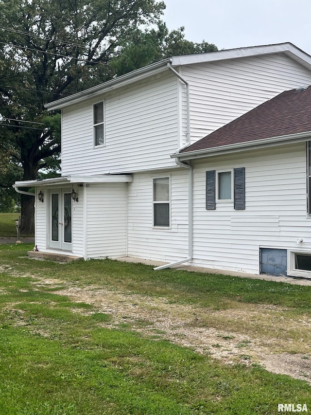 back of house featuring a yard