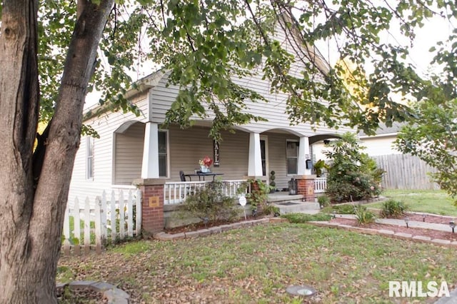 view of front facade featuring covered porch and a front yard