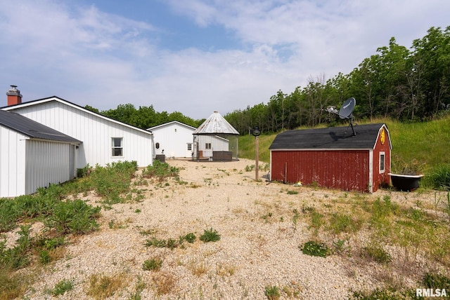 view of yard with an outbuilding