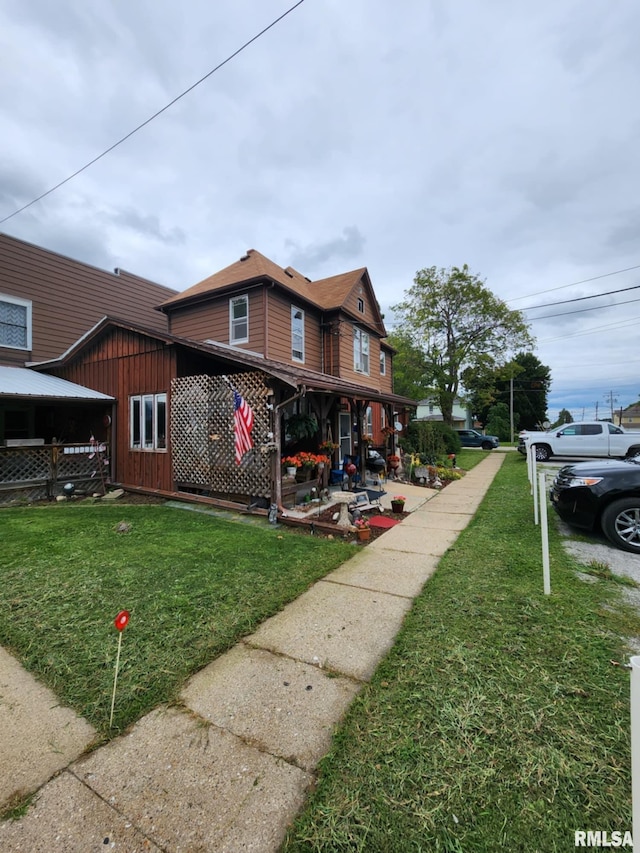 view of front of property featuring a front lawn