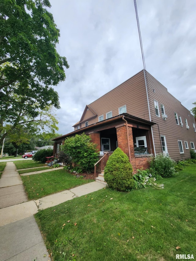 view of front of home with a front lawn