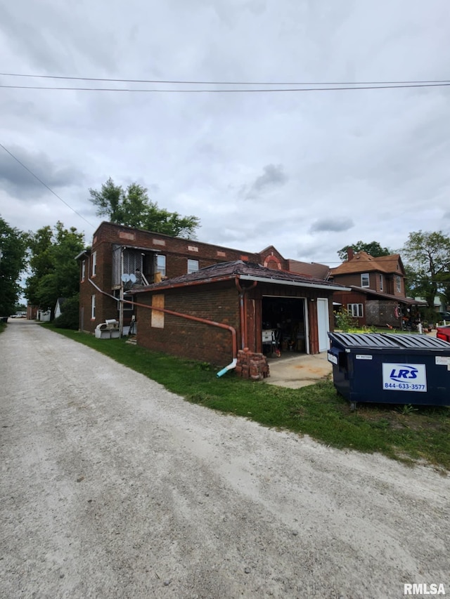 view of front facade with a garage