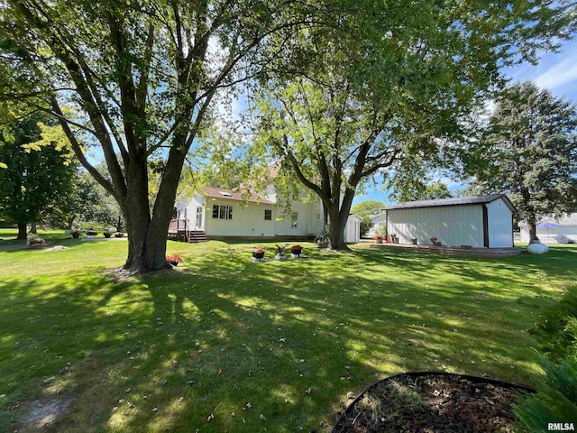 view of yard featuring a storage unit