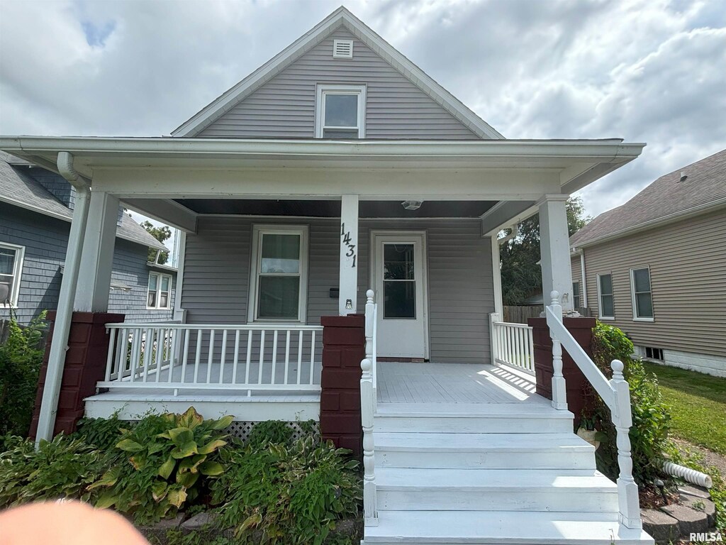 bungalow-style house with covered porch