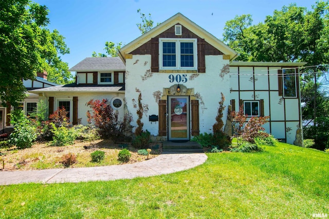 view of front facade featuring a front lawn