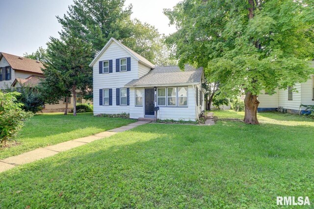 view of front of property with a front lawn