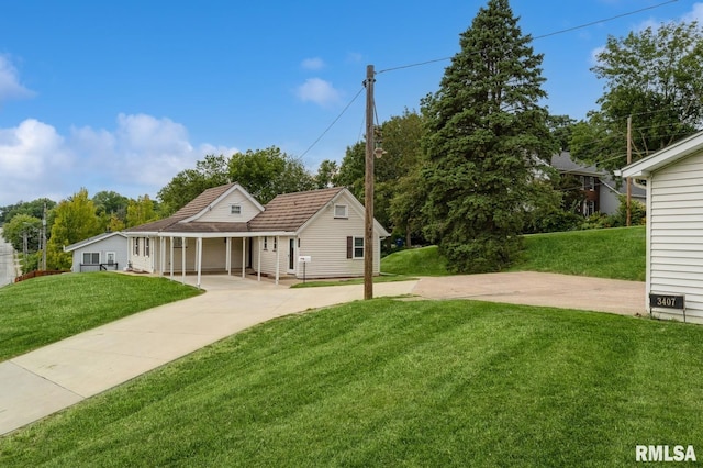 view of front facade with a front lawn