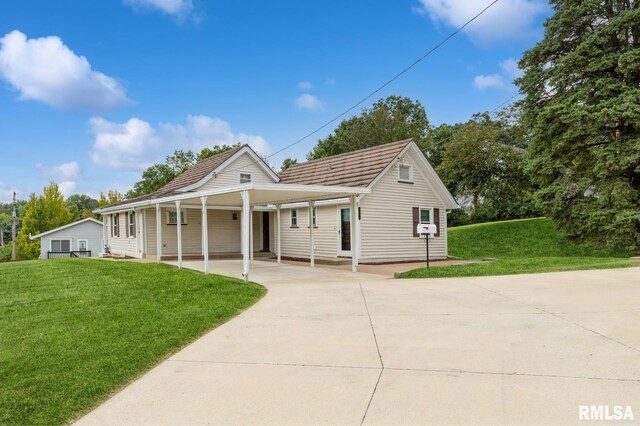 view of front facade featuring a front lawn and a carport