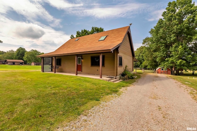 view of front of property featuring a front yard