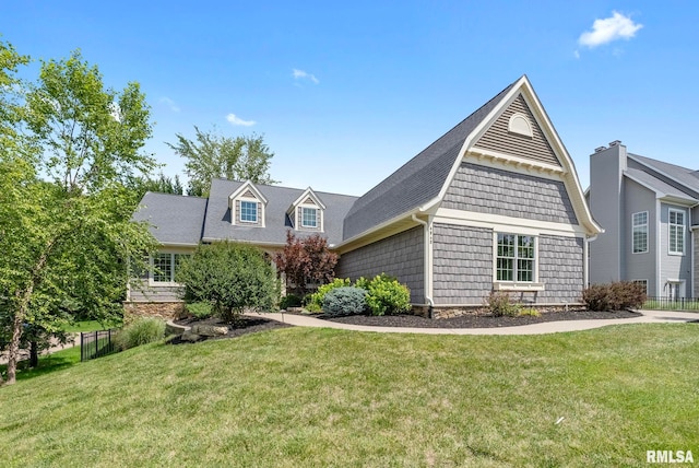 view of front of property featuring a front yard