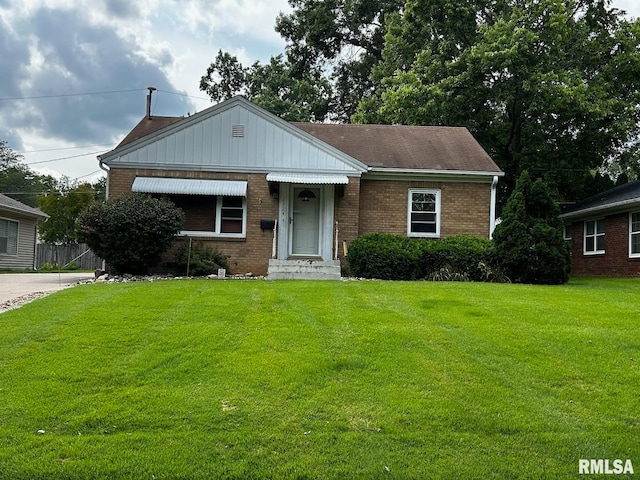 view of front of house featuring a front lawn