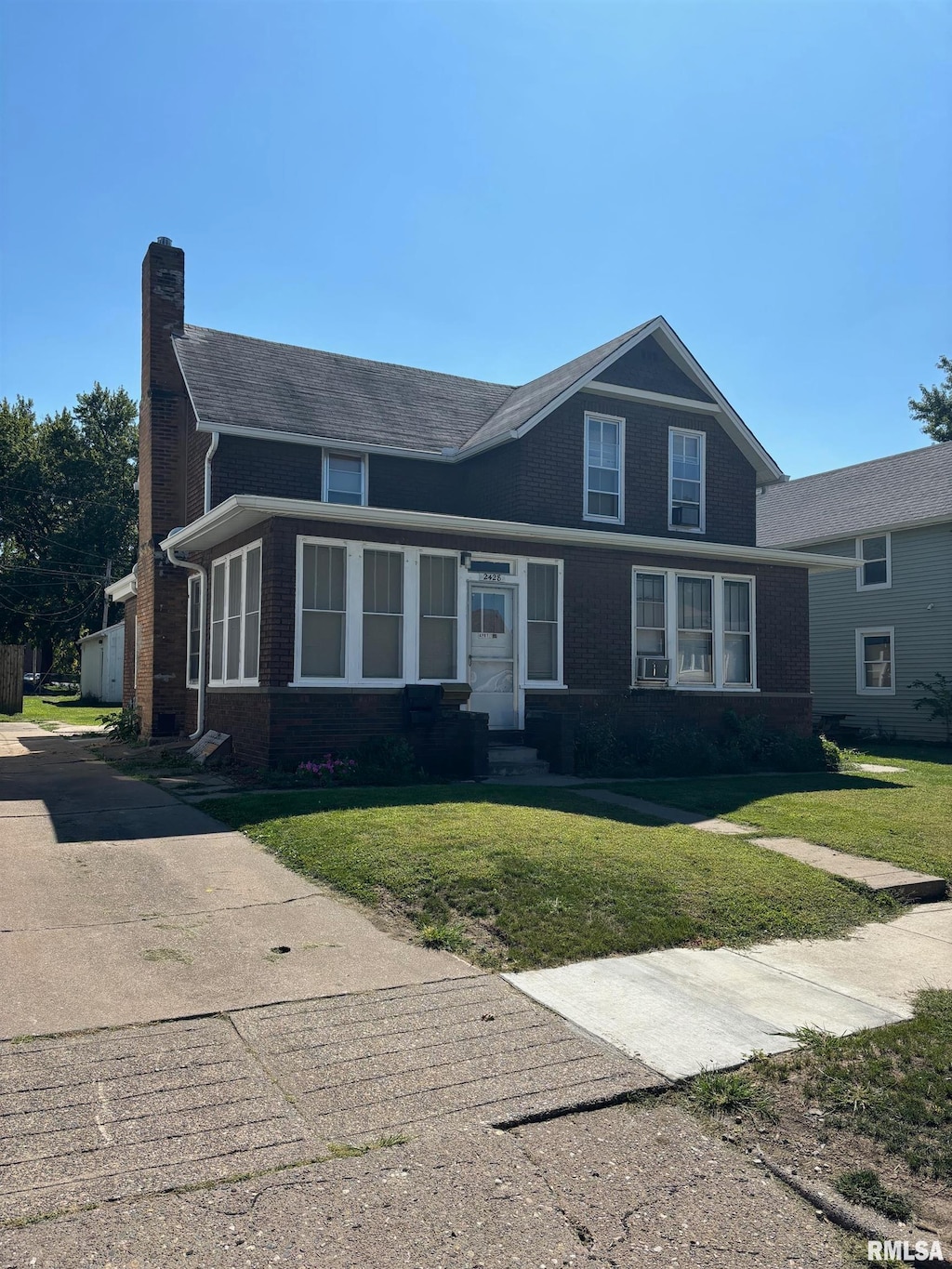 view of front of house with a front lawn