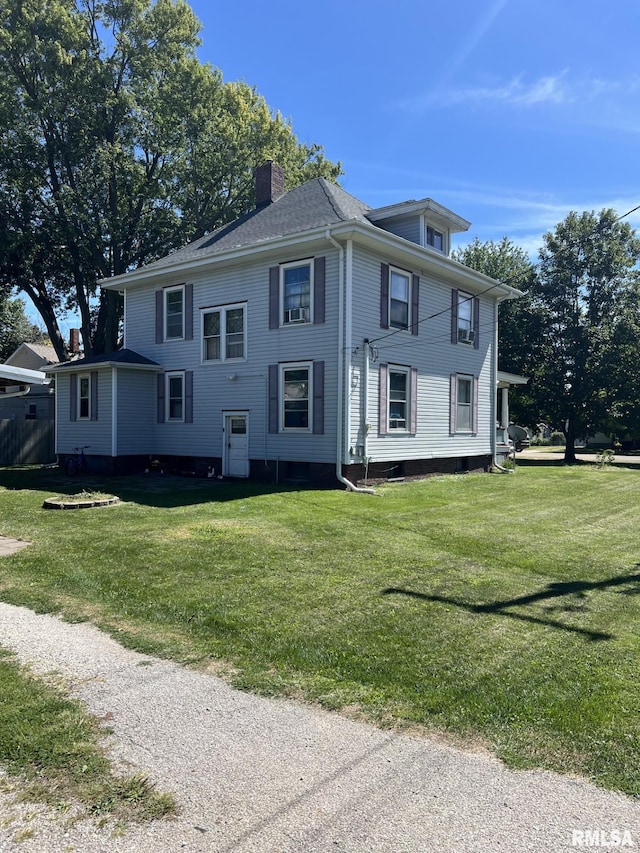 view of front facade featuring a front yard