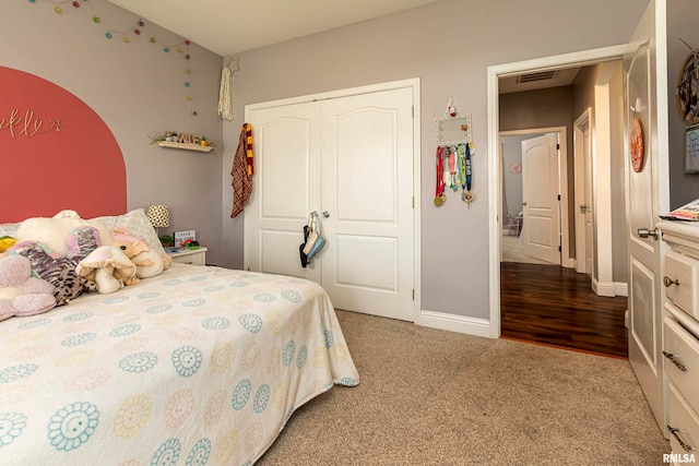 bedroom featuring carpet flooring and a closet