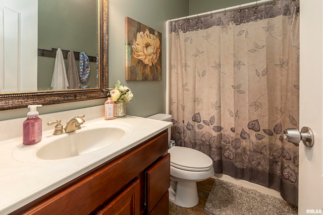 bathroom with a shower with shower curtain, vanity, and toilet