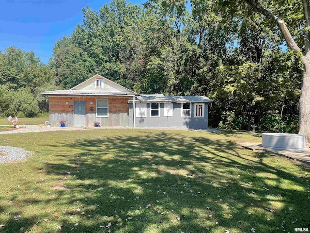 view of front of property featuring a front lawn