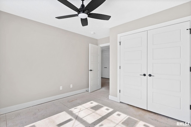 unfurnished bedroom featuring ceiling fan and a closet