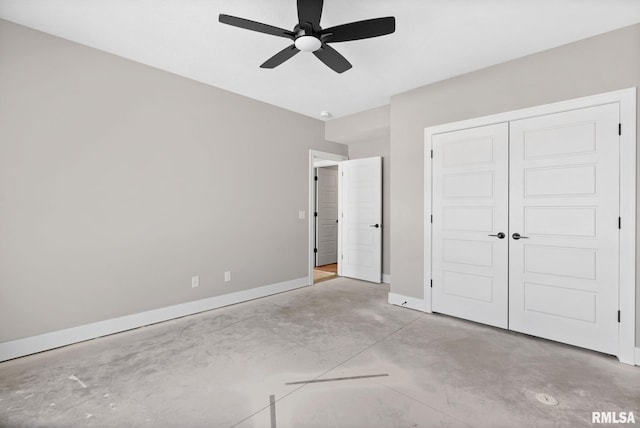 unfurnished bedroom with ceiling fan and a closet