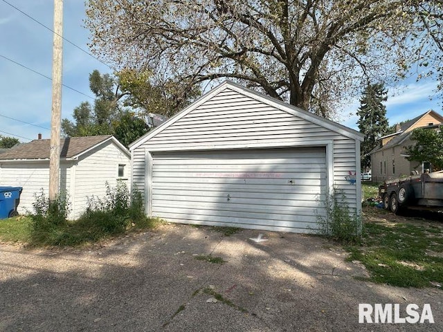 view of detached garage