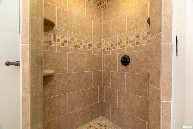 bathroom featuring a tile shower