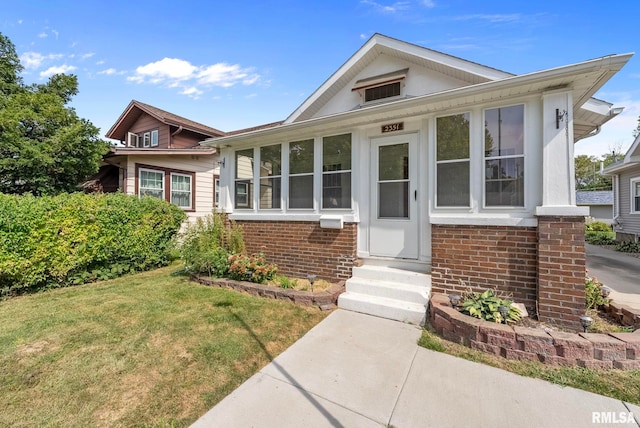 view of front of property with a front yard