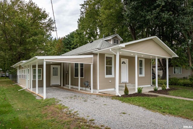 view of front of property featuring a front yard and a porch