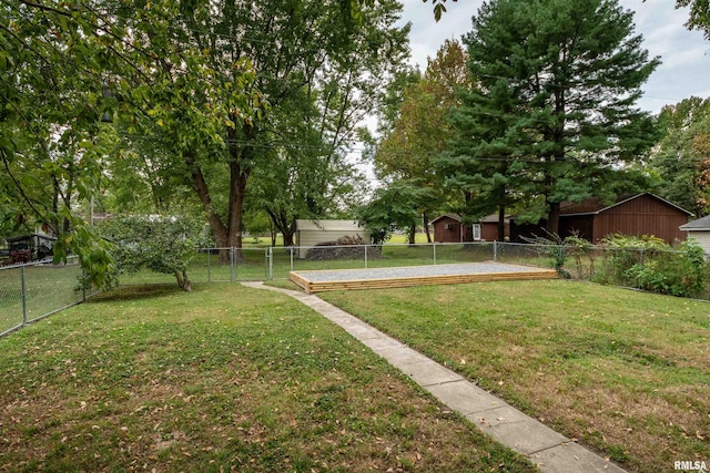 view of yard featuring a shed