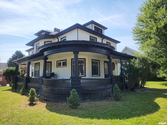 view of front of home featuring a front lawn and a porch