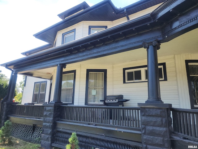 view of front facade featuring a porch